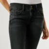 Low-Rise Slim Fit Jeans – Venus